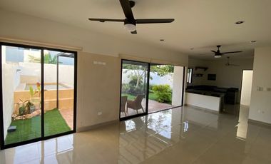 Casa en RENTA de 3 recámaras en privada en Conkal