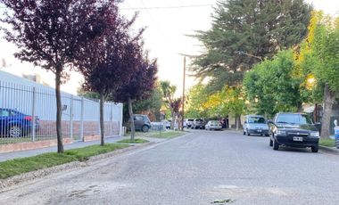 Casa en venta c/ cochera en Área Centro Este