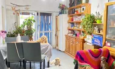 Casa en venta c/ cochera en Área Centro Este