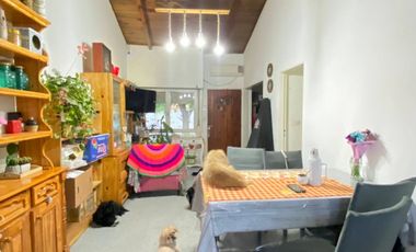 Casa en venta c/ cochera en Área Centro Este