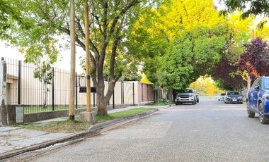 Casa en venta c/ cochera en Área Centro Este