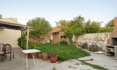 Casa en venta c/ cochera en Área Centro Este