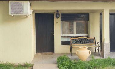 Casa en venta c/ cochera en Área Centro Este