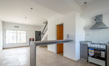 Casa 3 ambientes Alquiler Castelar