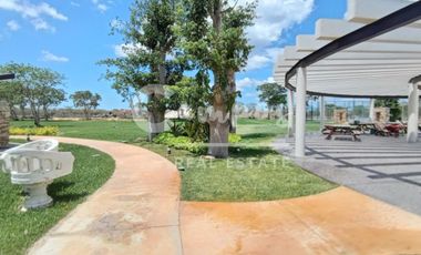 Casa de 2 pisos y 2 recamaras en privada residencial en Conkal, Yucatan  Entrega inmediata