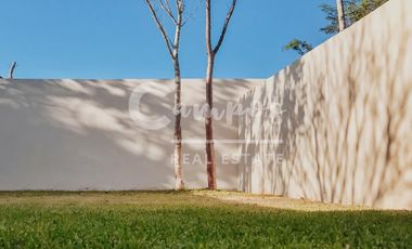 Casa de 2 pisos y 2 recamaras en privada residencial en Conkal, Yucatan  Entrega inmediata