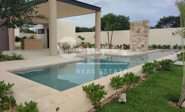 Casa de 2 pisos y 2 recamaras en privada residencial en Conkal, Yucatan  Entrega inmediata