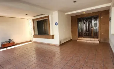 Casa en Venta en Jardines de Anáhuac, San Nicolás de los Garza, Nuevo León