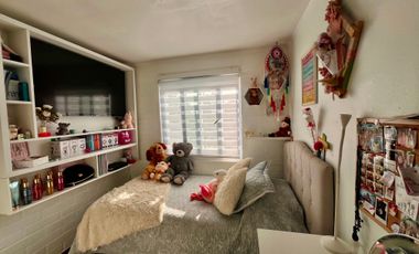 MARAVILLOSA CASA FAMILIAR EN UN SEGURO CONDOMINIO, LINDEROS