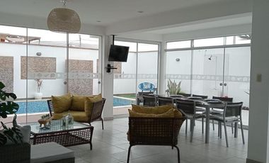 En venta casa de playa con piscina, en Playa Lobos, Cerro Azul