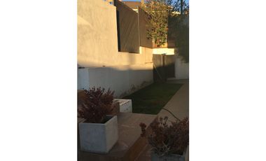 Hermosa e Iluminada casa estilo Mediterraneo / Miraflores
