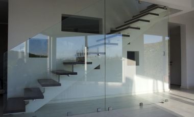 Hermosa e Iluminada casa estilo Mediterraneo / Miraflores