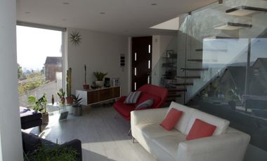 Hermosa e Iluminada casa estilo Mediterraneo / Miraflores
