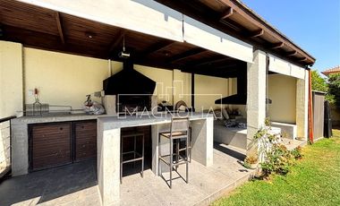 Casa en Venta en LINDA CASA CON MODERNO QUINCHO Y PISCINA EN SANTA ELENA, CHICUREO