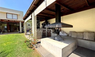 Casa en Venta en LINDA CASA CON MODERNO QUINCHO Y PISCINA EN SANTA ELENA, CHICUREO