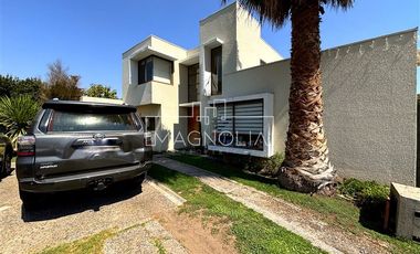 Casa en Venta en LINDA CASA CON MODERNO QUINCHO Y PISCINA EN SANTA ELENA, CHICUREO