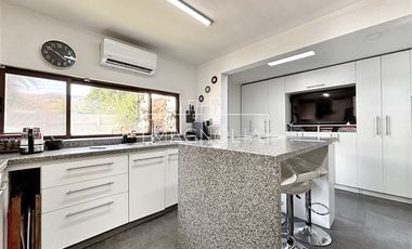 Casa en Venta en LINDA CASA CON MODERNO QUINCHO Y PISCINA EN SANTA ELENA, CHICUREO