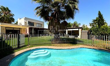 Casa en Venta en LINDA CASA CON MODERNO QUINCHO Y PISCINA EN SANTA ELENA, CHICUREO