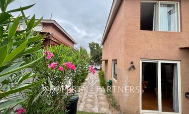 Linda y Acogedora Casa Interior Condominio en Valle Lo Campino.