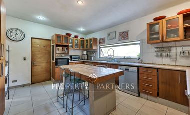 Casa moderna en parcela con agua propia, sector oriente