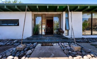 Casa moderna en parcela con agua propia, sector oriente