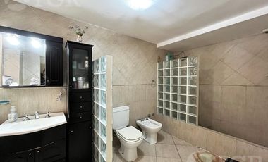 Casa  multifamiliar en Valentín Alsina