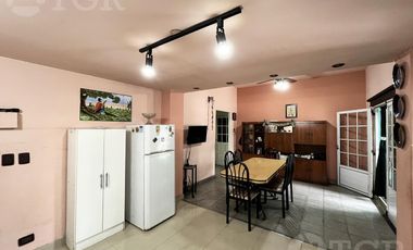 Casa  multifamiliar en Valentín Alsina