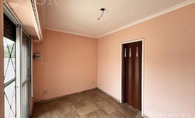 Casa  multifamiliar en Valentín Alsina