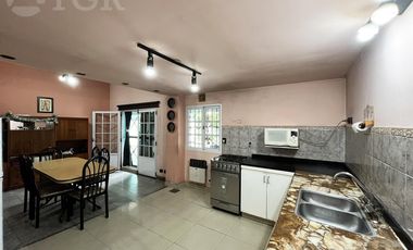 Casa  multifamiliar en Valentín Alsina