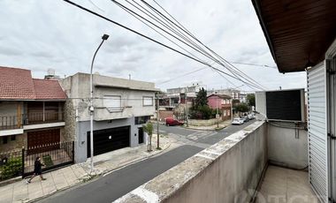 Casa  multifamiliar en Valentín Alsina