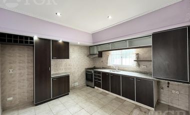 Casa  multifamiliar en Valentín Alsina