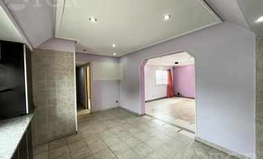 Casa  multifamiliar en Valentín Alsina