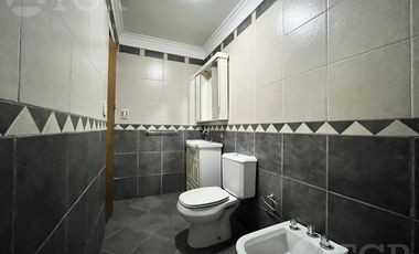 Casa  multifamiliar en Valentín Alsina