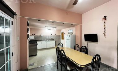 Casa  multifamiliar en Valentín Alsina