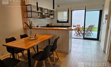 Duplex a estrenar. z/ San Carlos. 2 dormitorios y escritorio. Impecable. Amoblado