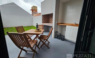 Duplex a estrenar. z/ San Carlos. 2 dormitorios y escritorio. Impecable. Amoblado