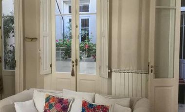 Hermoso duplex, reciclado en edificio de categoria.Disponible !