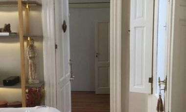 Hermoso duplex, reciclado en edificio de categoria.Disponible !