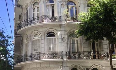 Hermoso duplex, reciclado en edificio de categoria.Disponible !