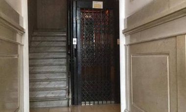 Hermoso duplex, reciclado en edificio de categoria.Disponible !