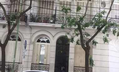 Hermoso duplex, reciclado en edificio de categoria.Disponible !