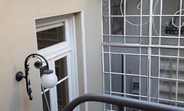 Hermoso duplex, reciclado en edificio de categoria.Disponible !