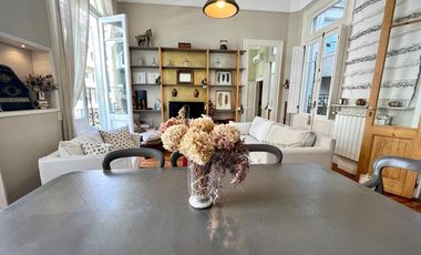 Hermoso duplex, reciclado en edificio de categoria.Disponible !