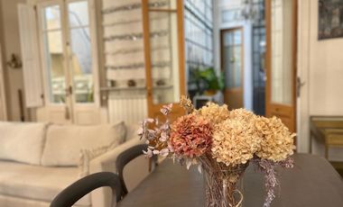 Hermoso duplex, reciclado en edificio de categoria.Disponible !