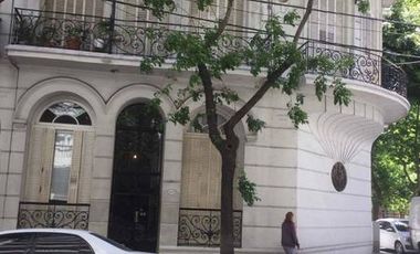 Hermoso duplex, reciclado en edificio de categoria.Disponible !