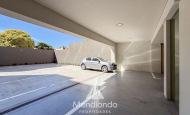 Piso 4 amb. Balcón terraza con parrilla 2 cocheras. Categoría. Zona Güemes. Barrio Los Troncos