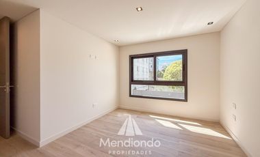 Piso 4 amb. Balcón terraza con parrilla 2 cocheras. Categoría. Zona Güemes. Barrio Los Troncos