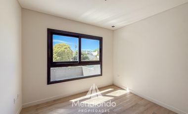 Piso 4 amb. Balcón terraza con parrilla 2 cocheras. Categoría. Zona Güemes. Barrio Los Troncos