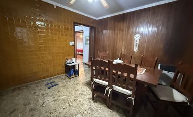 Casa 3 ambientes con COCHERA PATIO TERRAZA Y QUINCHO