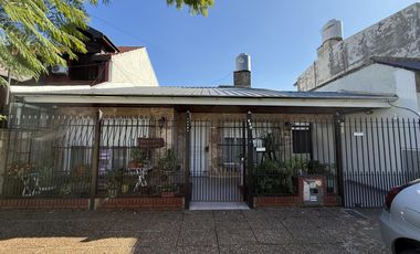 Casa 3 ambientes con COCHERA PATIO TERRAZA Y QUINCHO